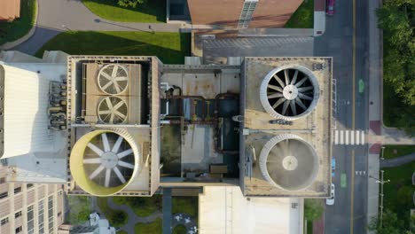 Top-down-Luftaufnahme-Des-Kommerziellen-HVAC-Systems-Auf-Dem-Dach-Im-Sommer