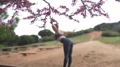 Yoga-Praxis-Im-Herbst-In-Barcelona,-Spanien