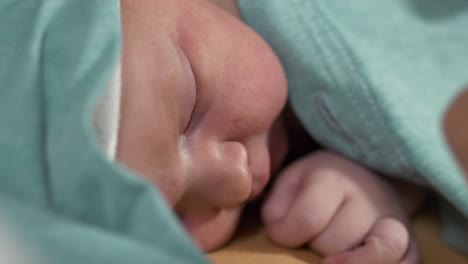 Nahaufnahmeporträt-Eines-Entzückenden-Neugeborenen,-Das-Friedlich-Schläft