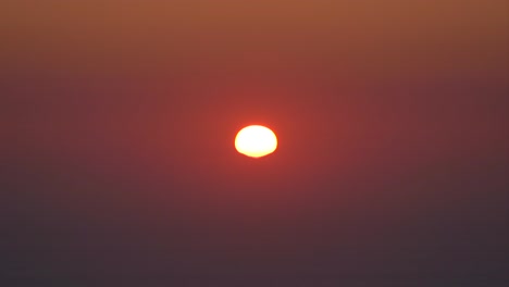Erstaunlicher-Roter-Sonnenuntergang-über-Dem-Ozean