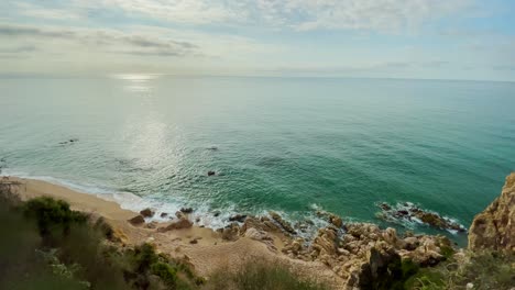 Schöner-Paradiesischer-Strand-Im-Mittelmeer-Costa-Del-Maresme-Barcelona-Luftbild-Türkisblaues-Wasser-Mit-Natürlichen-Felsen