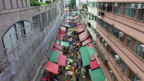 Mercado-De-Alimentos-Con-Multitud-De-Personas-En-Una-Calle-Estrecha-En-Hong-Kong