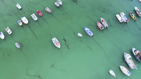Luftbild-über-Kleine-Freizeitboote-Und-Fischerboote,-Die-In-St.-Ives,-Cornwall,-Festgemacht-Sind