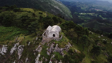 Stone-walled-abandoned-house-peak-of-Asturias-Spain