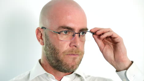 Mann-Mit-Bart-Looing-über-Seine-Brille-Auf-Weißem-Hintergrund