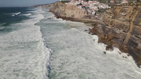 Majestätische-Stadt-Azenhas-Do-Mar-Auf-Felsiger-Klippenseite-In-Portugal,-Meer-Trifft-Küste