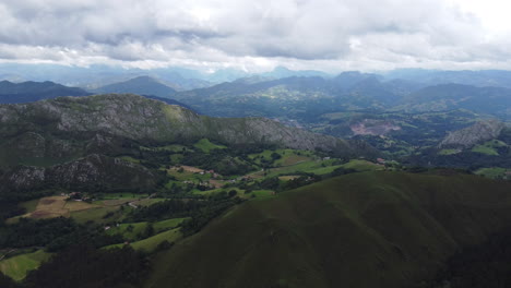 Atemlose-Ruhige-Landschaft-Nordwesten-Asturiens-Spanien-Antenne