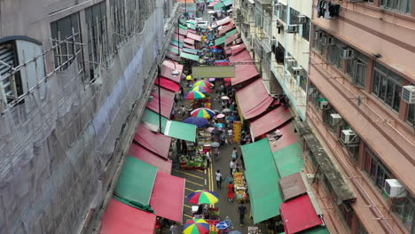 Menschen-Auf-Dem-Lebensmittelmarkt-Entlang-Der-Straße-In-Hongkong-An-Einem-Regnerischen-Tag