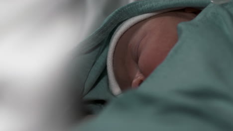 Neugeborenes-Baby-Schläft-Und-Ruht-Im-Krankenzimmer,-Bewegungsansicht