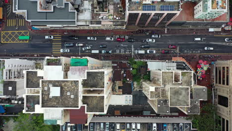 Vista-Superior-De-Automóviles-Y-Peatones-En-La-Bulliciosa-Calle-De-La-Ciudad-En-Hong-Kong