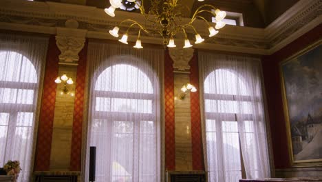 Kippen-Sie-Den-Schuss-Vom-Vintage-Hochzeitssaal-Zum-Majestätischen-Goldenen-Kronleuchter