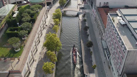 Canoe-ride-through-majestic-city-of-Aveiro,-aerial-drone-view
