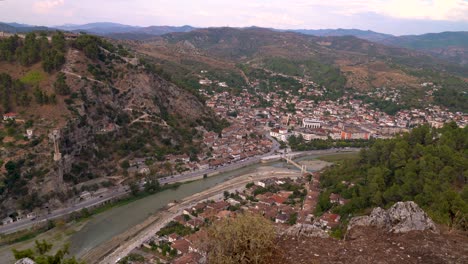 Muy-Por-Encima-De-La-Vista-Panorámica-De-Berat,-Albania-Durante-La-Puesta-De-Sol