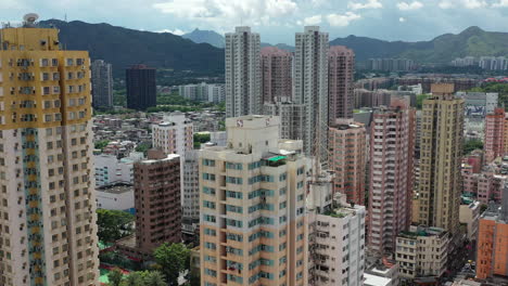 Luftfliegen-Durch-Dichte-Wohnhochhäuser-In-Yuen-Long-Hongkong