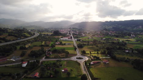 Nachhaltige-Grüne-Gemeindestadt-Asturien-Spanien-Antenne