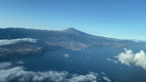 Vista-Lateral-Lejana-Del-Volcán-Teide-En-Una-Mañana-Soleada