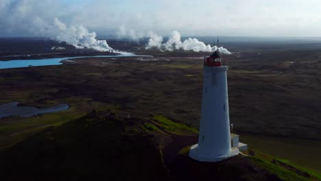 Reykjanes-Leuchtturm-Auf-Dem-Hügel-Baejarfell-Auf-Der-Halbinsel-Reykjanes-In-Island