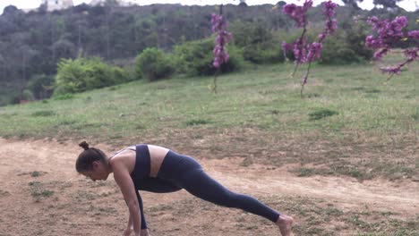 Grundlegende-Yoga-Aufwärmübungen,-Flexible-Biegungen-Im-Wald-Von-Barcelona