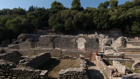 Schwenk-über-Die-Ruinen-Der-Antiken-Römischen-Stätte-Butrint-In-Albanien