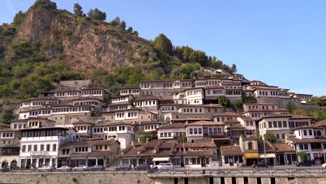 Paisaje-Tranquilo-Y-Relajante-En-El-Pueblo-Albanés-De-Berat-Con-Vista-Icónica
