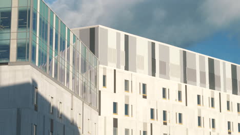 Modernes-Krankenhaus-In-Der-Stadt-Helsinki-Mit-Sich-Bewegenden-Wolken-Am-Blauen-Himmel