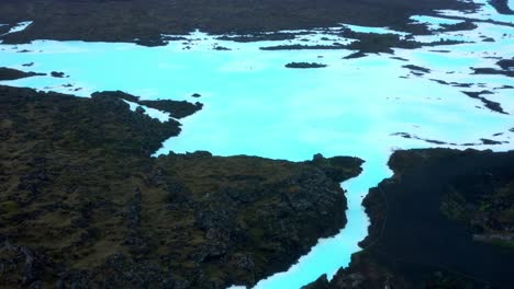 Asombrosa-Vista-Aérea-De-La-Laguna-Azul,-Aguas-Termales-Geotérmicas-En-Islandia
