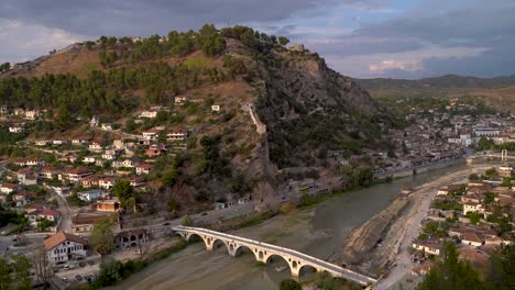 Increíble-Vista-Del-Atardecer-Sobre-El-Puente-Y-El-Río-En-Berat,-Albania