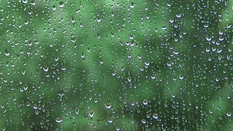 Regen-Läuft-Während-Eines-Schweren-Regensturms-In-Großbritannien-Ein-Fenster-Herunter