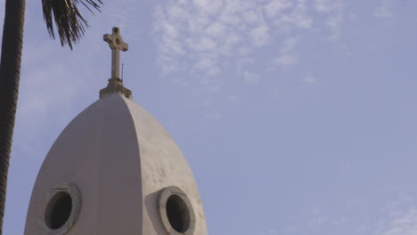 Puerto-Rico-Kirchengebäude-Mit-Kreuz-Auf-Turm---Schwenken-Mit-Niedrigem-Winkel-Offenbaren