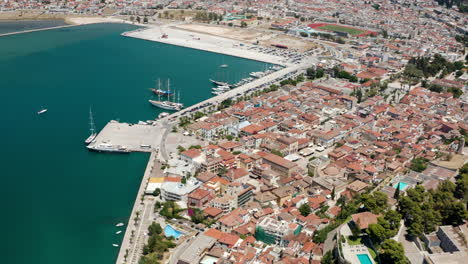 Luftbild-Von-Häusern-Und-Gebäuden-Am-Wasser-In-Der-Küstenstadt-Nafplion-In-Griechenland