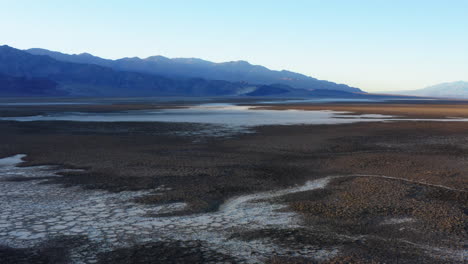 Vogelperspektive-Mit-Riesigen-Und-Endlosen-Salzpfannen-Auf-Dem-Boden-Des-Badwater-Beckens-Im-Death-Valley-Nationalpark
