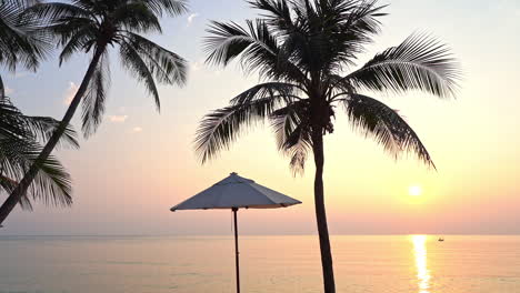 Sonnenschirm-Oder-Sonnenschirm-Und-Tropische-Palmensilhouette-Auf-Exotischer-Insel-Auf-Den-Philippinen-Bei-Farbenprächtigem-Sonnenuntergang,-Sonne-Nahe-Am-Horizont