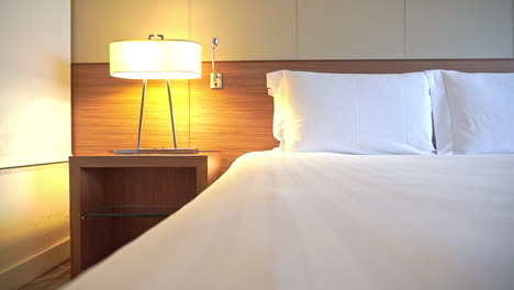 Leeres-Ferienhotelzimmer-Und-Offenes-Doppelbett-Mit-Weißer-Wäsche