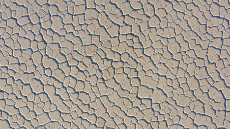 Aufsteigende-Antenne-über-Trockenen-Salzpfannen-Im-Badwater-Basin-Des-Death-Valley-Nationalparks-An-Einem-Sonnigen-Tag