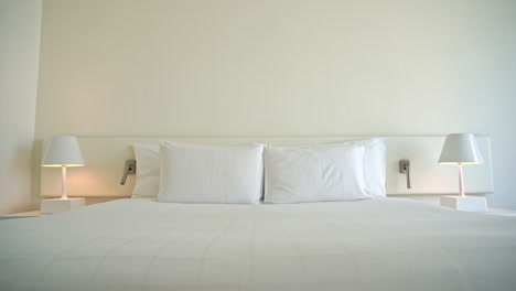 Weißes-Offenes-Und-Ordentliches-Doppelbett-Des-Hotelzimmers