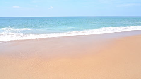 Meereswellen-Mit-Schaumrollen-Und-Spritzen-über-Orangefarbenen-Sandigen-Leeren-Strand,-Tropische-Urlaubshintergründe,-Vorlagenkopierraum-Keine-Menschen