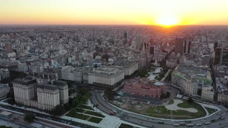 Vista-Panorámica-Aérea-Cinematográfica-De-La-Ciudad-Grande-Y-Urbana-De-Buenos-Aires-Al-Atardecer,-Argentina
