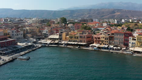 Der-Alte-Venezianische-Hafen-Von-Chania-Mit-Restaurants-Am-Wasser-Und-Einem-Hotel-Auf-Kreta,-Griechenland