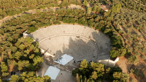 Antiguo-Teatro-Del-Asklepieion-En-Un-Día-Soleado-En-Epidauro-En-Grecia