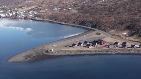 Casas-De-Huéspedes-Tradicionales-De-Islandia-Del-Hotel-Mjóeyri-En-El-Fiordo-Eskifjörður,-Antena