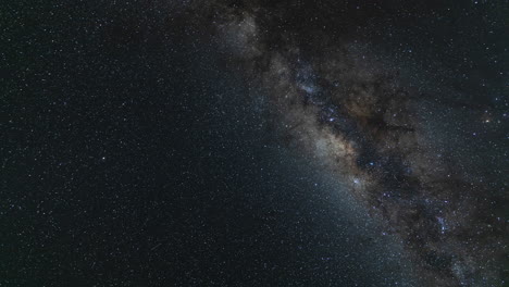 Sternzeitraffer-Der-Milchstraße,-Die-Sich-über-Die-Szene-Bewegt