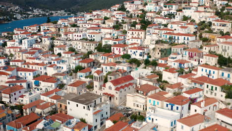 Vista-Panorámica-De-La-Ciudad-Y-La-Isla-De-Poros-En-Las-Islas-Sarónicas,-Grecia