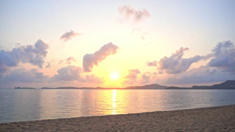 Schwenken-Am-Sonnenuntergangstrand-Der-Lagune-An-Einem-Bewölkten-Tag-In-Thailand,-Sonnenreflexion-In-Der-Ruhigen-Meerwasseroberfläche
