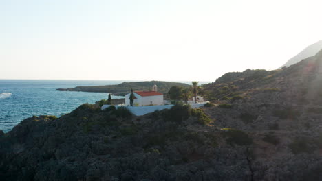 Luftaufnahme-Der-Kirche-Von-Sotiros-Christou-In-Der-Nähe-Von-Loutro,-Insel-Kreta,-Griechenland---Drohne-Erschossen