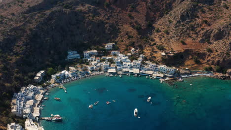 Vista-Panorámica-De-La-Playa-De-Loutro-Con-Alojamiento-Frente-Al-Mar-En-El-Pueblo-De-Loutro,-Isla-De-Creta-En-Grecia