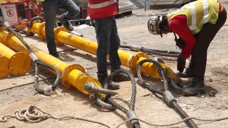 Riggers-Installing-Shackles-And-Wire-Ropes-On-Steel-Columns-For-Erection
