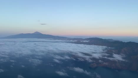 Llegando-A-La-Isla-De-Tenerife-Desde-Una-Cabina-Al-Amanecer-Con-El-Volcán-Teide-A-La-Vista