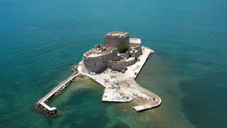 Aerial-View-Of-Bourtzi-Fortress-By-The-Tranquil-Blue-Sea-In-Nafplio,-Greece