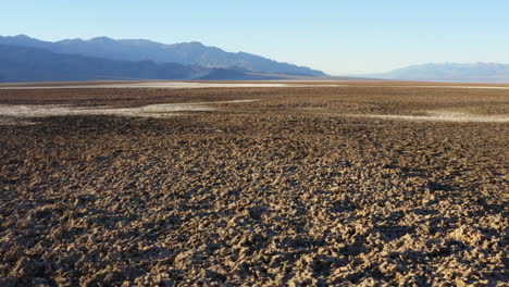 Drohnenflug-über-Raues-Und-Raues-Gelände-Einer-Großen-Salzpfanne-Auf-Dem-Boden-Des-Death-Valley-Nationalparks