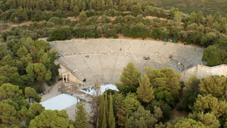 Antiguo-Teatro-Del-Asklepieion-En-Epidauro---Toma-Aérea-De-Drones
